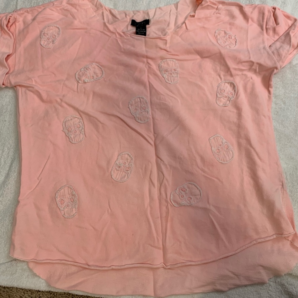 Pink top with skulls